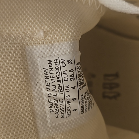 Near perfect Converse sneakers - Picture 2 of 4